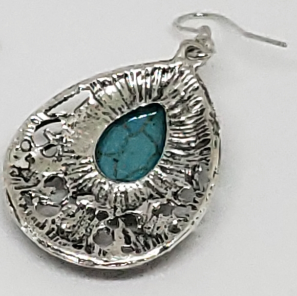 NWT Beautiful Turquoise Stone Silver Earrings - Picture 7 of 9